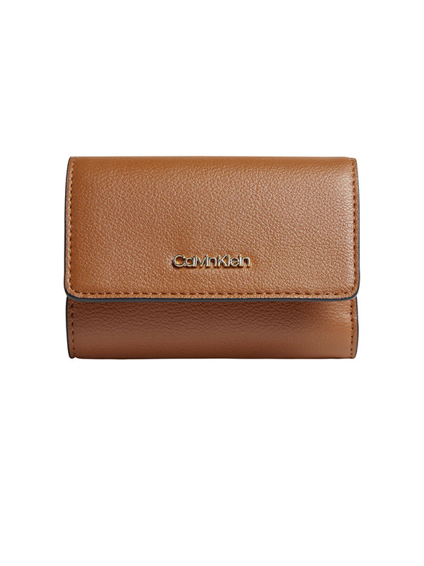 Ck Must Trifold Sm Caramel / OS